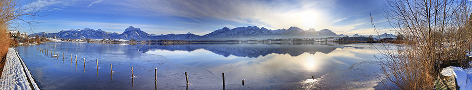 Panoramaaufnahme vom Hopfensee im Allgäu im Winter