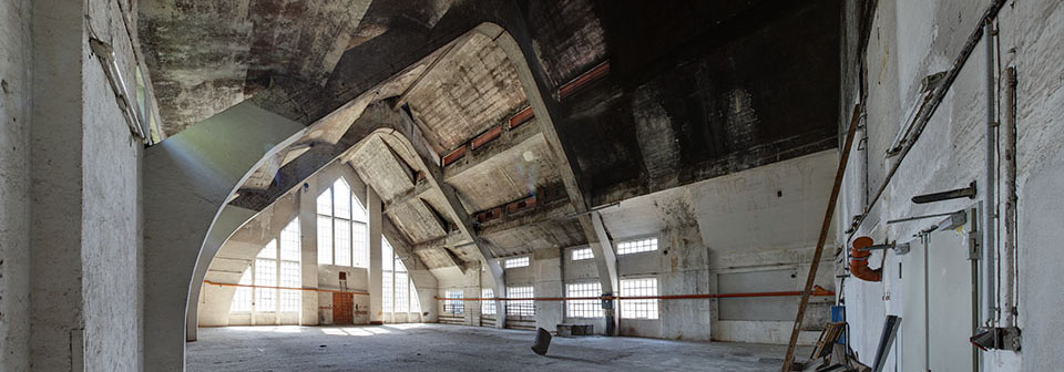 Panoramaaufnahme einer leeren Industriehalle