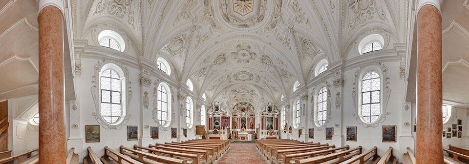 Panoramaaufnahme des Innenraums der Kirche St. Coloman